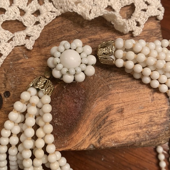 Vintage 8 Strand White Glass Bead Clasp Old Hollywood Style Necklace Jewelry - Picture 5 of 11